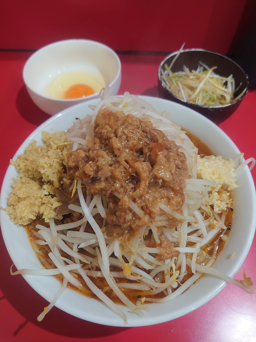 #ラーメン二郎 
#ラーメン二郎千葉店

🍜小ラーメン つけ味 
1️⃣豚増し
2️⃣生卵
3️⃣ネギ
4️⃣生姜

つけ味を堪能すべく昨日千葉店へ。どうやら私つけ味どストライクのようです🎶ピリ辛な酸味あるスープが生姜やネギで後味スッキリとウマシ、ゴツい豚も中太麺も全て最高だ〜✨
ごちそうさまでした🫡