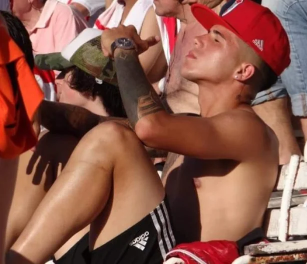 84gtkbwcnasbfh's tweet photo. Enzo tomando sol en el Monumental hace unos años. https://t.co/uCMLJ2NFvJ