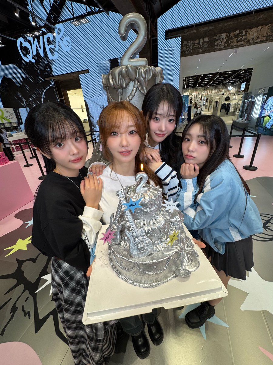 QWER 2nd ANNIVERSARY POP-UP 
BORN 2 ROCK🤍🩷🩵💚

#QWER #Born2Rock #Weverse