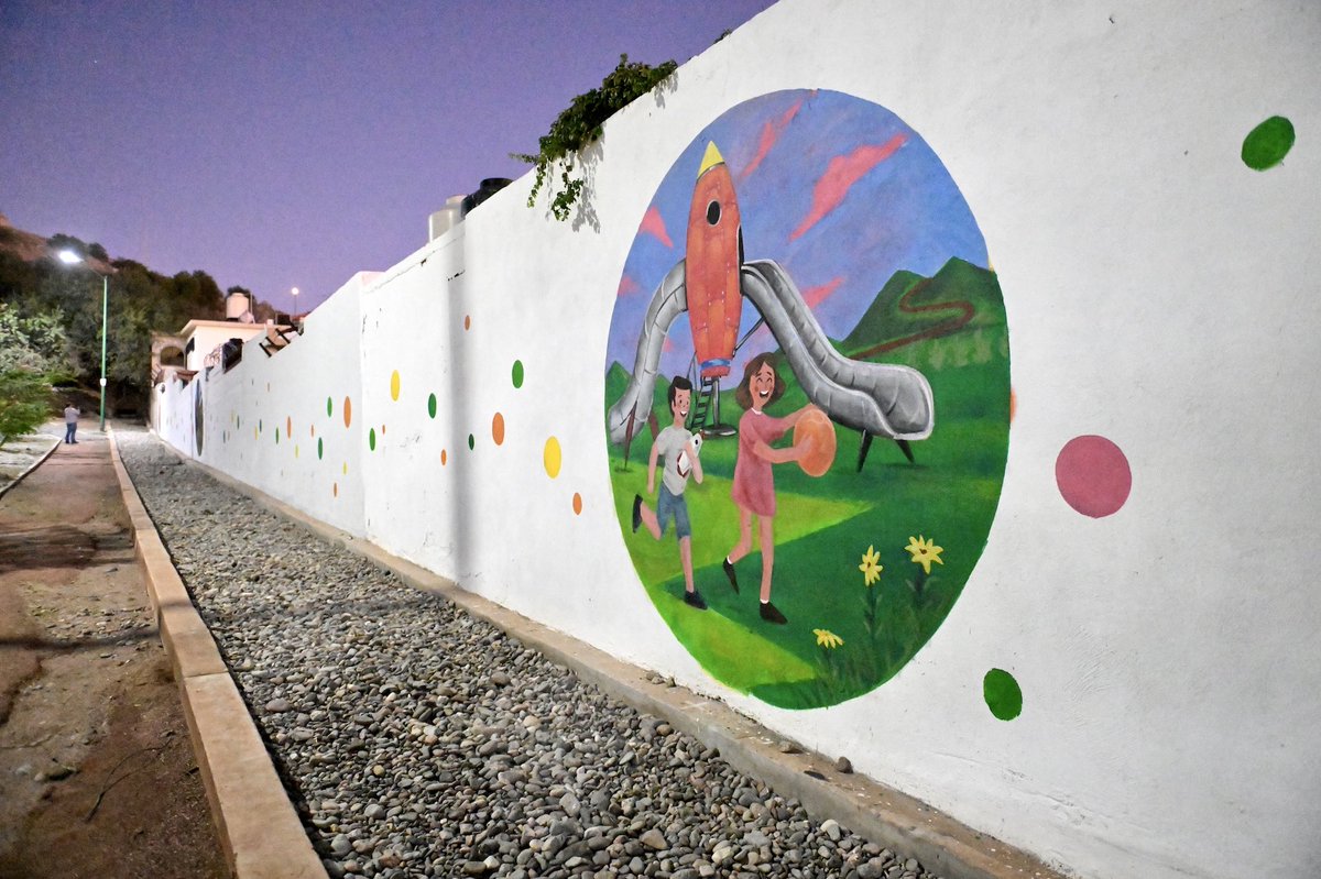 tonoastiazaran's tweet photo. En Loma Linda inauguramos el primero de 10 murales que llenarán de color nuestros parques 🎨✨, creados por artistas locales con apoyo de los Comités CRECES. 

¡Gracias a Sangre del Desierto por esta hermosa obra! 

También disfrutamos a La Marimba del Noroeste con Parque al Arte, que lleva música y cultura a nuestros espacios públicos. 🎶

Seguimos construyendo comunidad en cada rincón de la H. 🌳

#TransformandoHermosillo