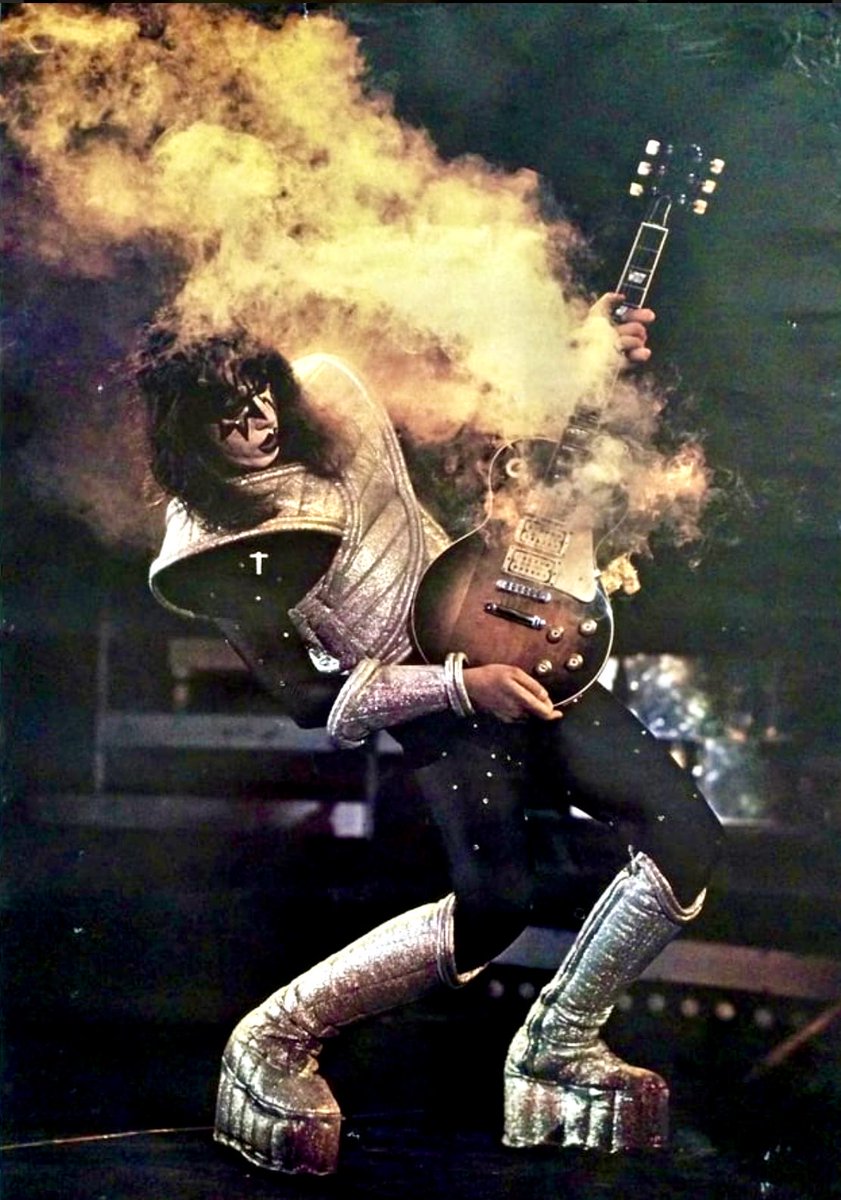 朝からニュースの字面がなかなかに“ショック・ミー”だった。エース・フレーリー死去。KISSのオリジナルメンバーがついに一人逝ってしまった。エースは僕がもっとも影響を受けたギタリストの一人。トライセラの初期アルバムのギターソロなんて改めて聴くと、もろにエースだったことに気付く。R.I.P...