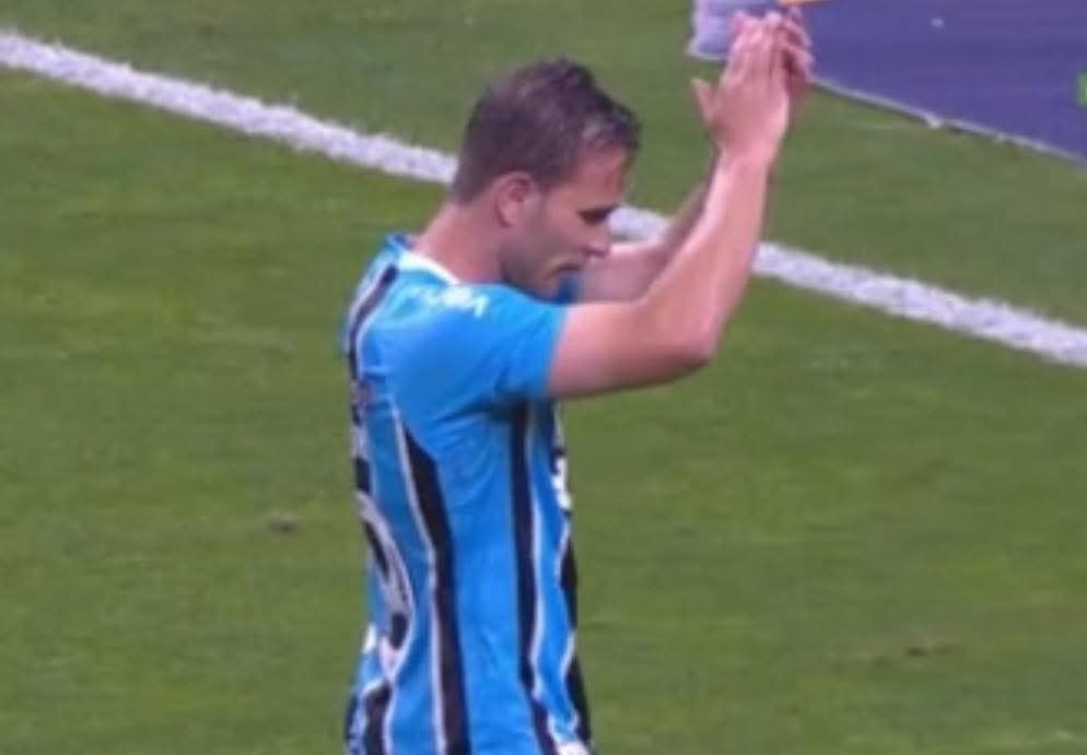 Arthur aparece, se desloca, chama o jogo, pede, gira, dá opção...

Impressionante como um meia com noção de jogo muda tudo.
Até os que tavam sumidos começam a jogar bola.