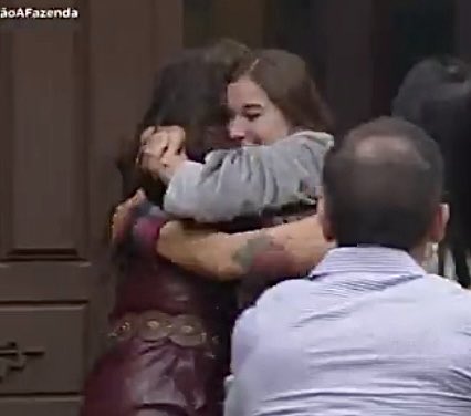 sqdputinhas's tweet image. A Duda e a Yoná abraçadinhas depois que a Yoná voltou da roça com tudo. Obrigada a todos que se uniram para eliminar o Fernando e fazer a velhota da Dudinha voltar dessa roça. Essa sede ainda vão ter que engolir muito a nossa duplinha ✨ #eliminaçãoafazenda