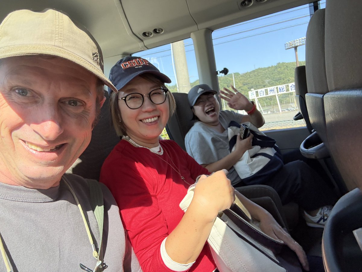 softypapa's tweet photo. We’re off to the Yamanashi antique fair—
in the kindergarten bus. 🚌✨
#RetiringInJapan 🇯🇵 #WalkingInJapan 🚶🏻♂️ #GoingAlone 🌵 https://t.co/83eHMYICMZ