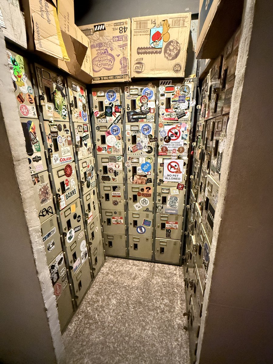 prodrunk_htm's tweet photo. Bar hopping in Bangkok🍸
I went back to one of my favorite bars in Thonglor!!! I’m glad people I know are still working here.
After 9 pm always busy, but before that it’s easier to walk in!
📍#FindTheLockerRoom https://t.co/6iz3FIdlr4