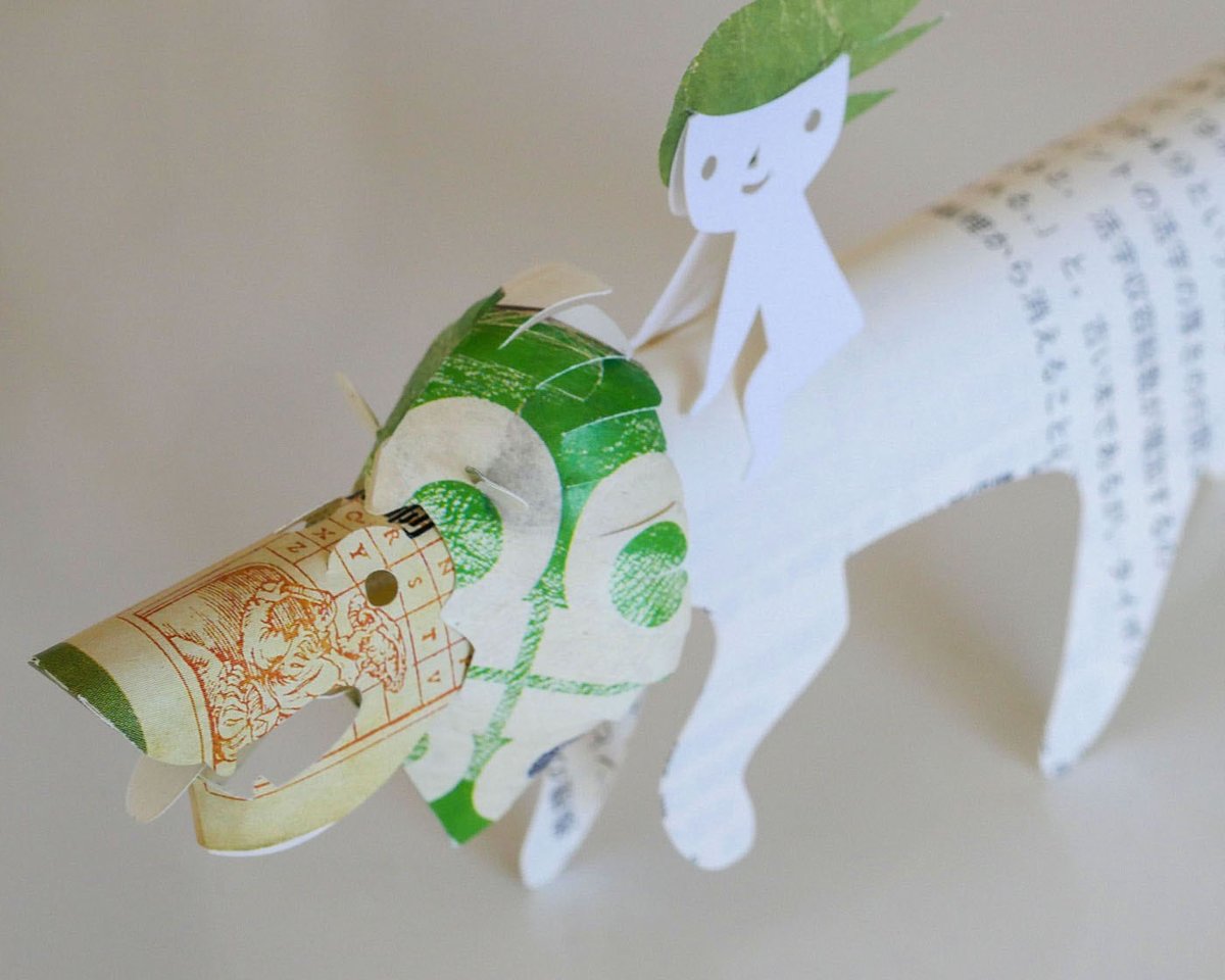 Komei_Iwasaki's tweet image. ライオンと少女
#ペーパークラフト　#ライオン　#papercrafts #lion #handmade #design