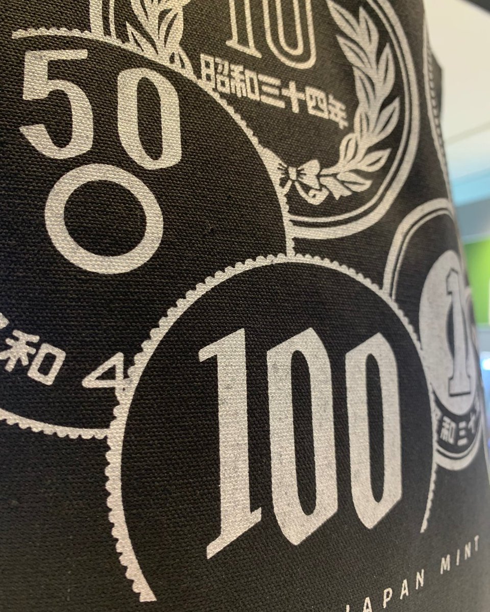 jpmint_shop's tweet image. 【新商品情報✨】以前からお取り扱いしております「貨幣トートバッグ」に新色が登場いたしました！
貨幣トートバッグ（ブラック）税込1100円
是非、店頭でご覧になってみてくださいませ♪
#造幣局 #japanmint #ミントショップ #mintshop #ミュージアムショップ #ミュージアムグッズ #トートバッグ