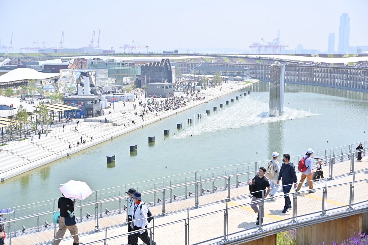 hettiman_trv's tweet photo. 関西万博の大屋根リング。

見た瞬間に圧倒された建築物。
日本全国旅行したけど、こんなもの見たことがない。
これをシャッターに納める為だけ万博に行く価値があった。

今後は一部しか残らないけど、"一周繋がってる時に歩いた"というのが将来の子や孫への語り種になり、レガシーになると思う。 https://t.co/p1ArhqAduT