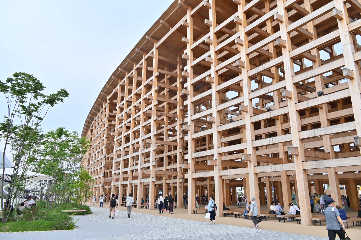 hettiman_trv's tweet photo. 関西万博の大屋根リング。

見た瞬間に圧倒された建築物。
日本全国旅行したけど、こんなもの見たことがない。
これをシャッターに納める為だけ万博に行く価値があった。

今後は一部しか残らないけど、"一周繋がってる時に歩いた"というのが将来の子や孫への語り種になり、レガシーになると思う。 https://t.co/p1ArhqAduT