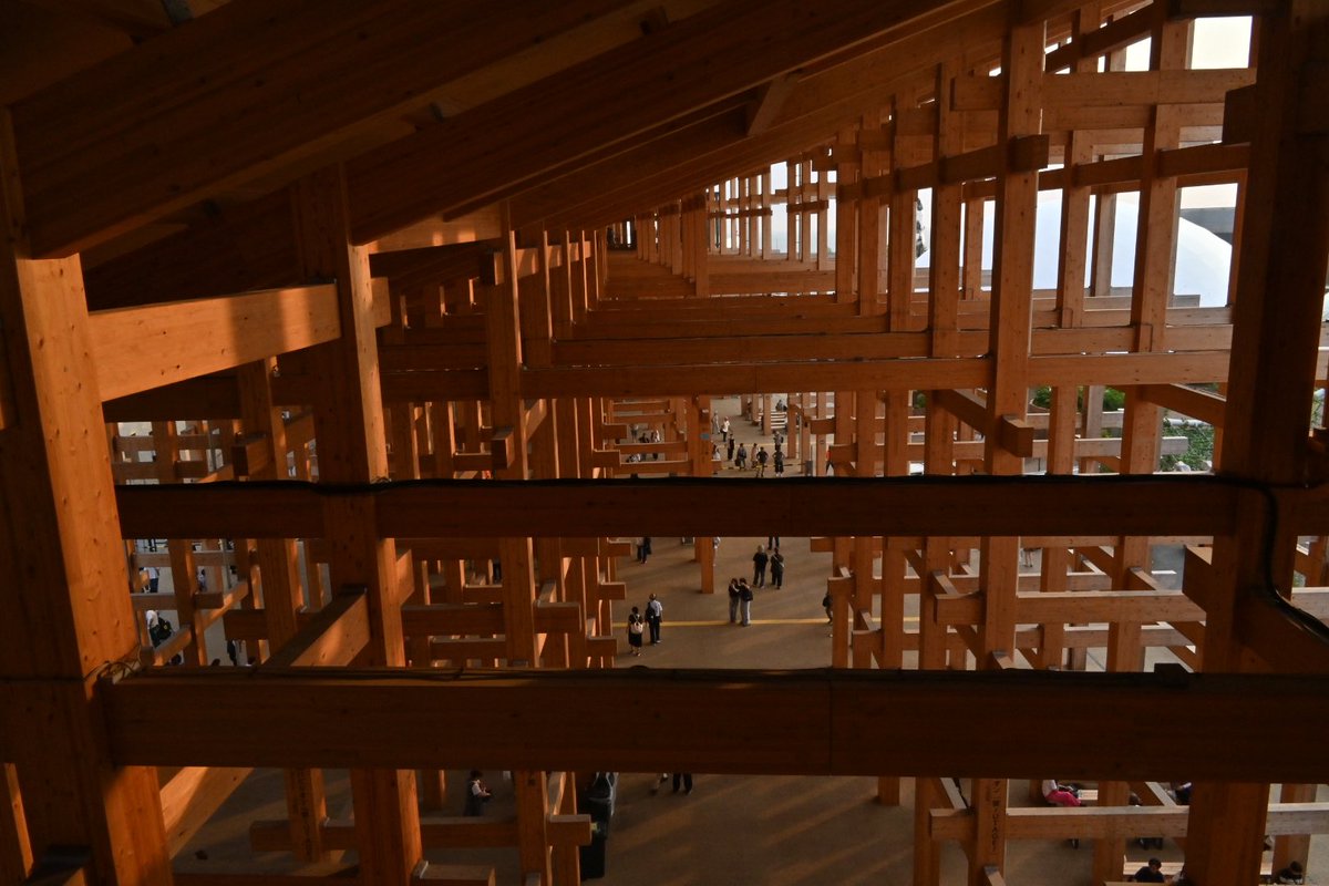 hettiman_trv's tweet photo. 関西万博の大屋根リング。

見た瞬間に圧倒された建築物。
日本全国旅行したけど、こんなもの見たことがない。
これをシャッターに納める為だけ万博に行く価値があった。

今後は一部しか残らないけど、"一周繋がってる時に歩いた"というのが将来の子や孫への語り種になり、レガシーになると思う。 https://t.co/p1ArhqAduT