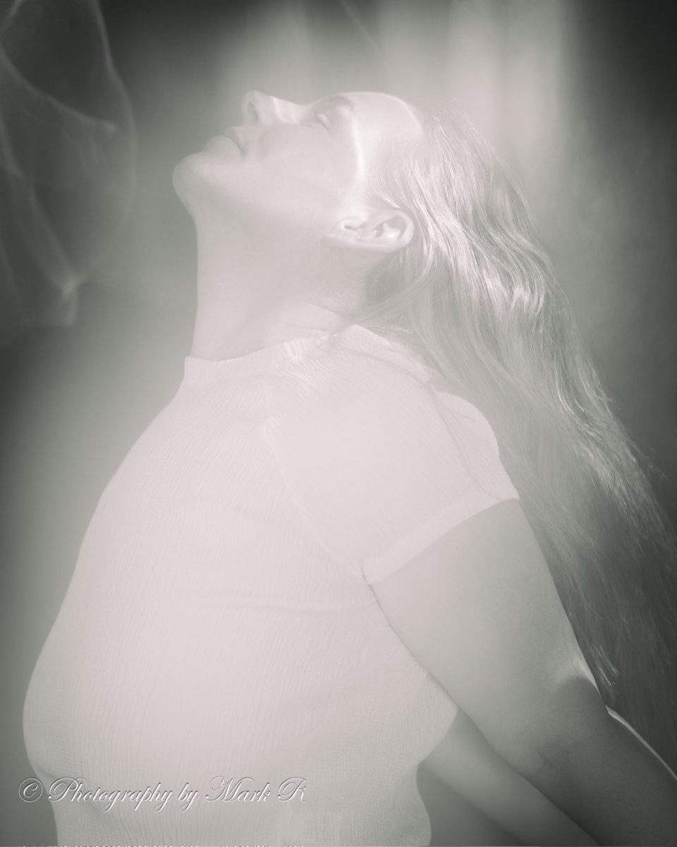 buttmudd1's tweet photo. Playing with the lighting #reflections #blackandwhitephotography #miltonkeynes #sonyalpha #haze #portraitphotography #homestudio https://t.co/GLQbjGNnHB