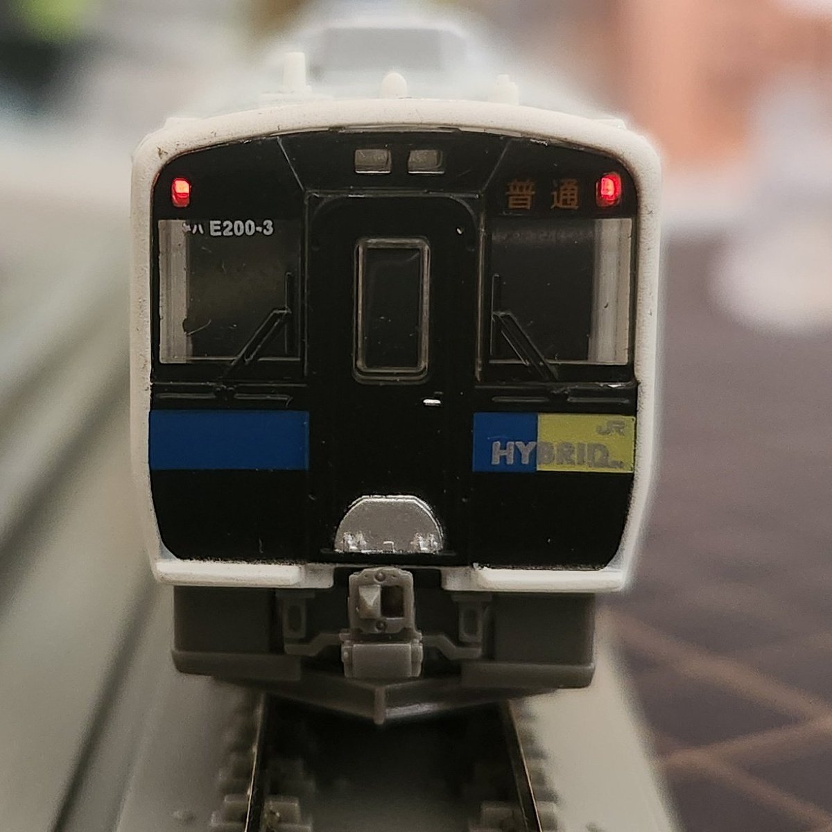 キハE200作製

FRPパーツを試しに1個塗りました。まさにキハE200の顔！あとは車体裾に灰色をいれます。帯のHYBRID TRAINの文字はデカールを作成します。

比較として鉄コレの顔を見てみると…。どなた？感が半端ない🤔