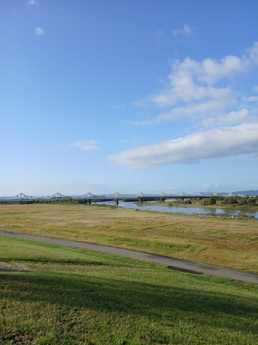 今朝の長生橋
カラス達も朝日に羽を乾かして休んでた

国民民主の代表さんって
なんで?!それを選択するの(?_?)という方を選ぶよね！
ヤッパリ不倫の件と同じく何が大事なのか判らないのでは、と思ってしまう(ФωФ)支持率ー💦しらんけど

午後もよしなに(*｀･ω･)ゞ