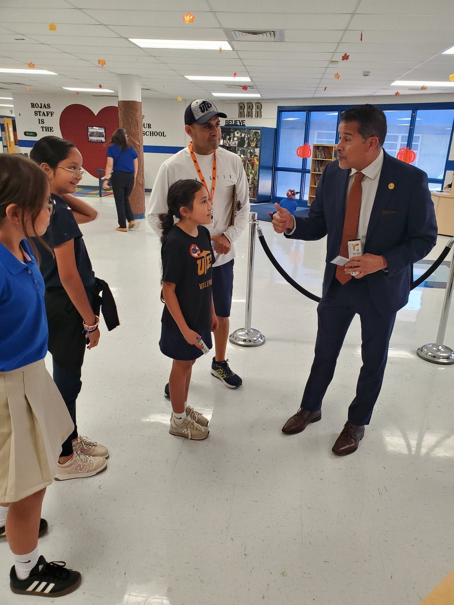 A special visit from our Superintendent Mr. Vasquez made today extra special at Robert Rojas Elementary! Little Roadrunners showed Superintendent Mr. Vasquez just what makes our school so special! ❤️ #AllIN <a href="/SISD_ES/">Jennifer Trejo</a> <a href="/paulguerra56/">Paul Guerra</a> <a href="/chernandez_RES/">Cristina Hernandez</a> <a href="/Duronjenny_/">Jennifer Duron</a> <a href="/ResRojaspe/">@RojasPE_RES</a>