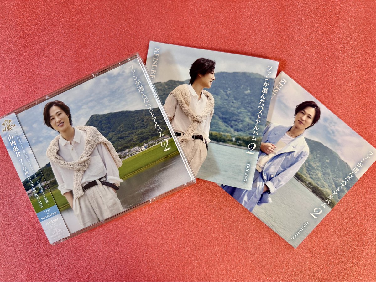 山内惠介さんのCDにはLYRIC BOOKと故郷 糸島で撮影されたPHOTO BOOKが