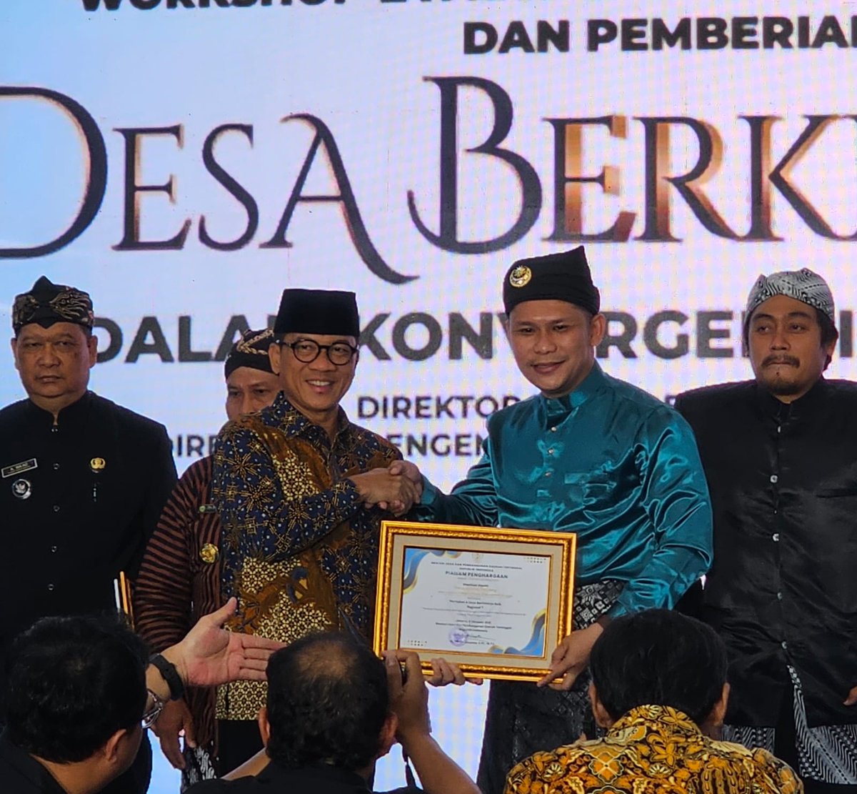 JafarJaineke's tweet photo. #MenteriTerbaik
#YandiSusantoTerbaik
#YandriSusantoTOP
#SelamatUlangTahunPrabowo
#TPPProvKepri
@prabowo
@YandiSusanto
@ArizaPatria https://t.co/s8xiFgMLda
