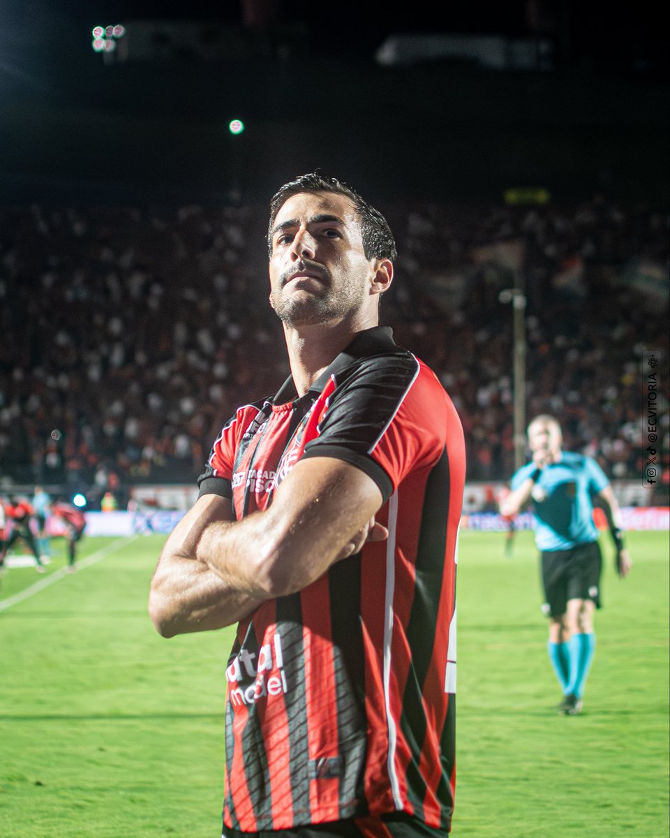 ECVitoria's tweet photo. Toca Raíves aí 🔴⚫️🦁

#PegaLeão #PorNossaHistória #Brasileirão2025 #JogaremosJuntos https://t.co/2CcKS6poNE
