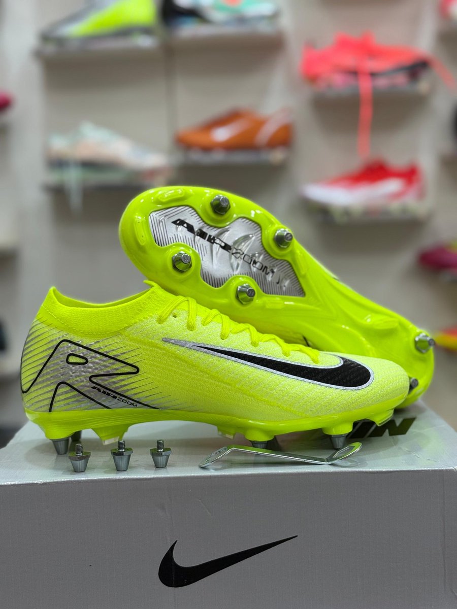 Football Boots
Iron stude

Price: ₦55k

Location kaduna, delivery nationwide call-08100602313 
WhatsApp- wa.me/2348100602313