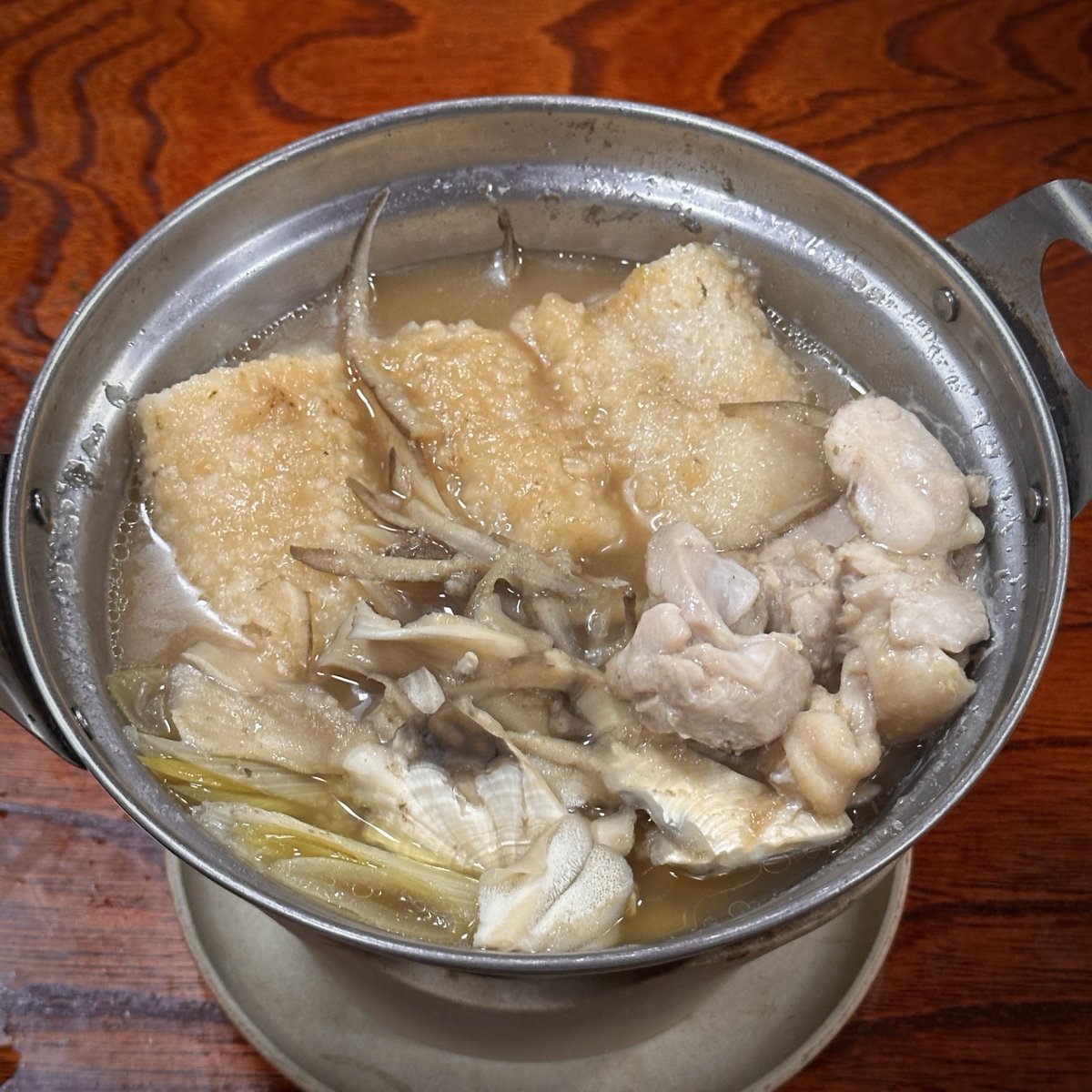 せっかくなので秋田県北、本場のきりたんぽを地元の老舗食堂で食べてみたが「なるほどなー！」と理解した。きりたんぽって固形式の粥鍋なんだな…。よーく煮込んで煮込んで、きりたんぽ本体がほぐれてお粥状になるくらいにして食べるものなんだ…いつもここまで煮込む前に食べてたわ。