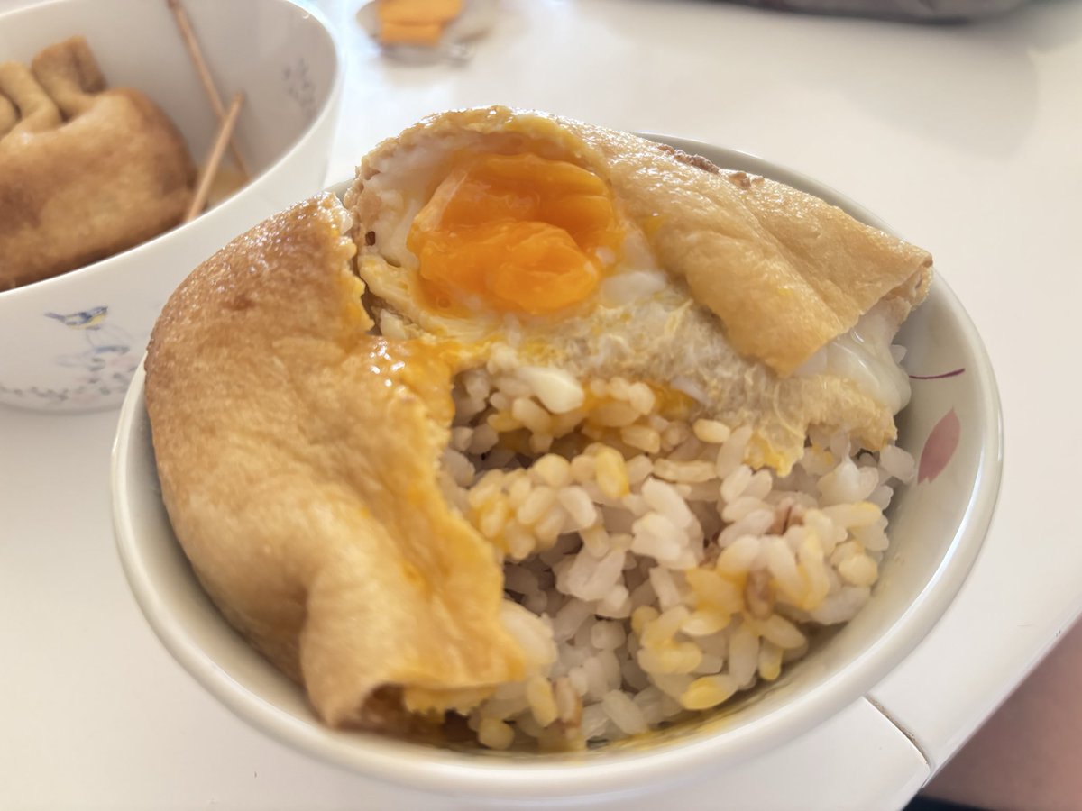 食材の買い出ししてなくて
冷蔵庫に油揚げと卵しか無かった日の昼ごはん

卵巾着〜♡♡