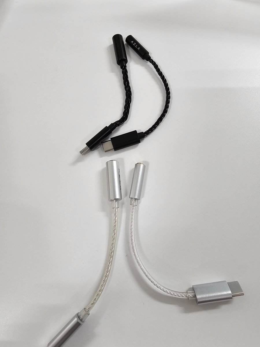 aiuto_audioS's tweet image. 見た目は似てるけどちょっと違う AZLA A100（左）とA150（右）

A100 Blackは依り線、A150 Blackは捻り線で3.5mmジャックがよりコンパクト。
A100 Silver と A150 Silver はA150の方が3.5mmジャックがコンパクト。
