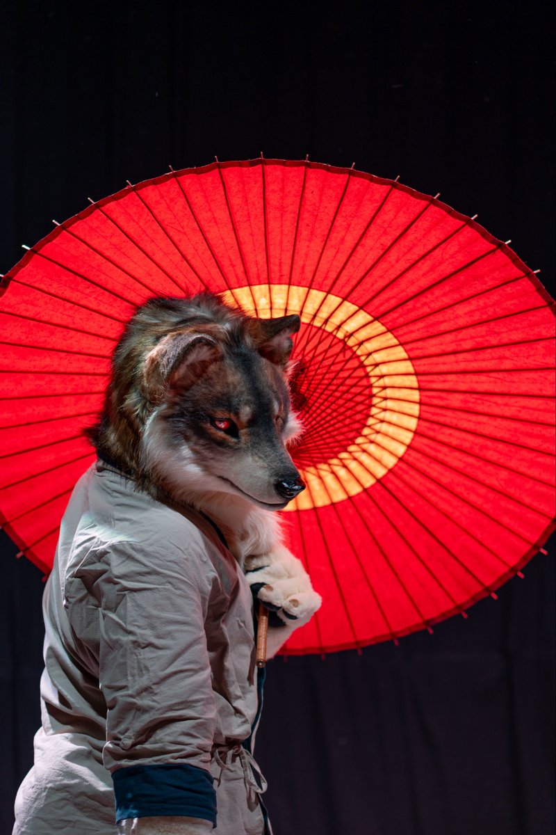 その隻眼は、傘のように真っ赤だった
#FursuitFriday