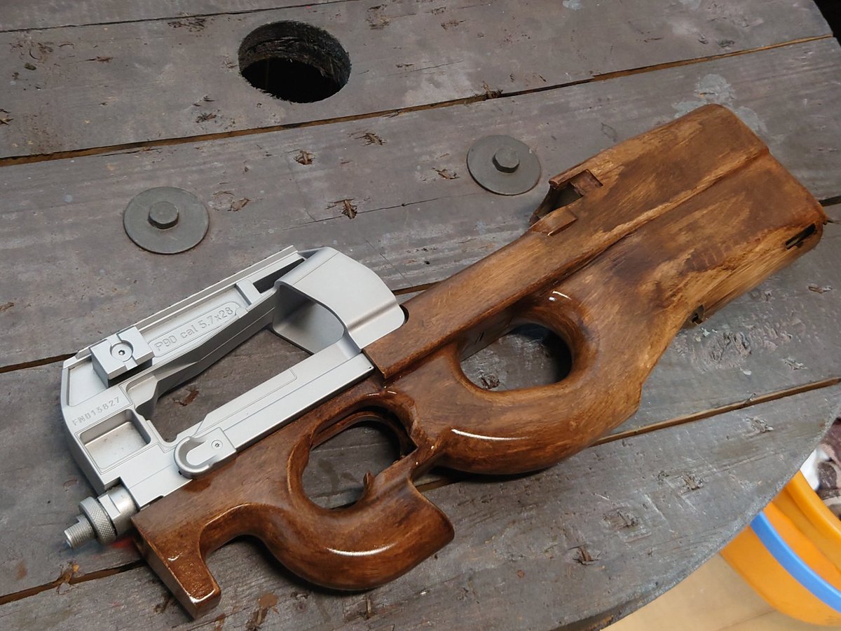 okanotosou1211's tweet image. コレめっちゃエロくないですか⁉️

新作の東京マルイP９０
ステンレス調塗装✕木目調塗装（古木風）
変態にはめっちゃ刺さると思う❗
現に作ったものの売ろうかどうしようかめっちゃ悩んでる
レシーバーのパテ処理もこだわってアシンメトリー仕様で仕上げてるし、まさに変態仕様👺…