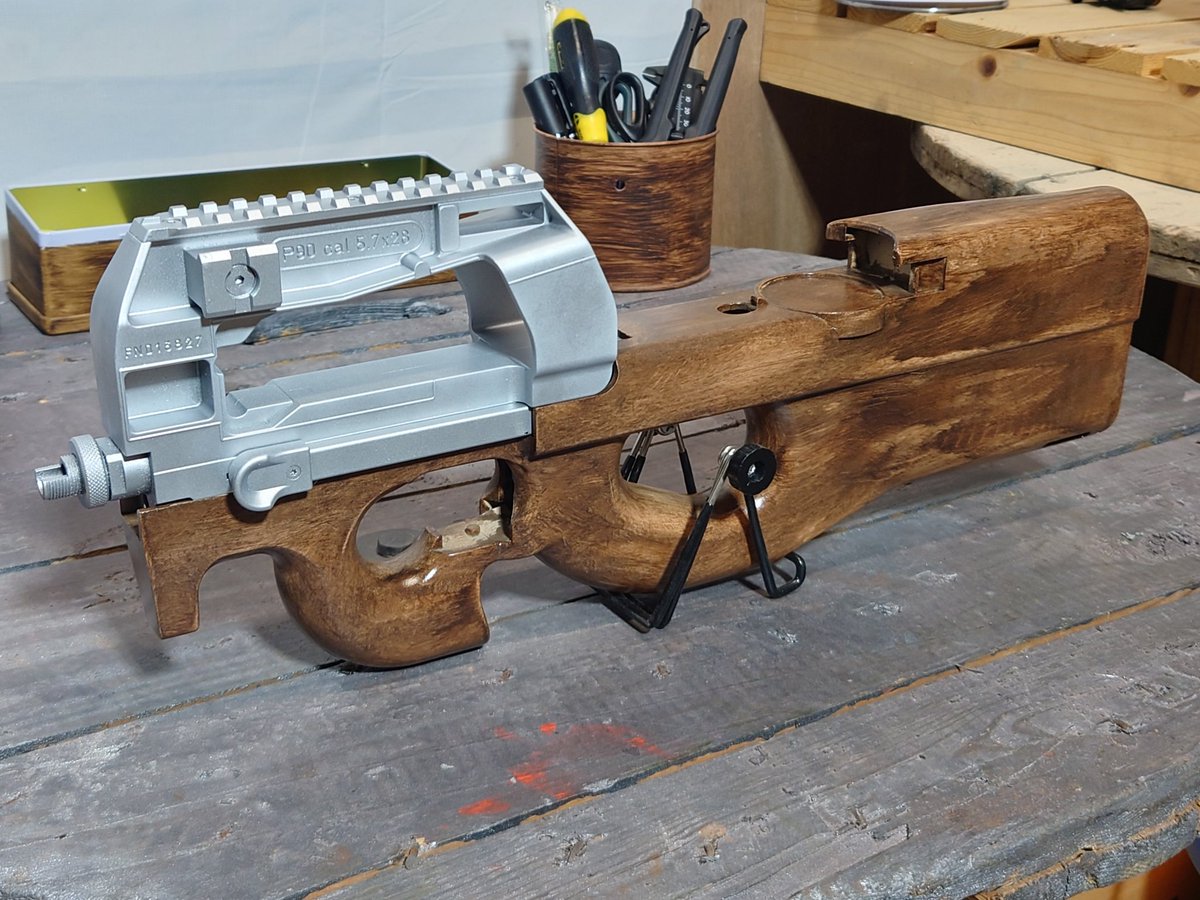 okanotosou1211's tweet image. コレめっちゃエロくないですか⁉️

新作の東京マルイP９０
ステンレス調塗装✕木目調塗装（古木風）
変態にはめっちゃ刺さると思う❗
現に作ったものの売ろうかどうしようかめっちゃ悩んでる
レシーバーのパテ処理もこだわってアシンメトリー仕様で仕上げてるし、まさに変態仕様👺…