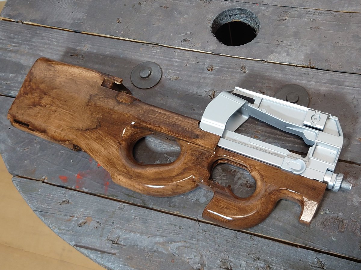 okanotosou1211's tweet image. コレめっちゃエロくないですか⁉️

新作の東京マルイP９０
ステンレス調塗装✕木目調塗装（古木風）
変態にはめっちゃ刺さると思う❗
現に作ったものの売ろうかどうしようかめっちゃ悩んでる
レシーバーのパテ処理もこだわってアシンメトリー仕様で仕上げてるし、まさに変態仕様👺…