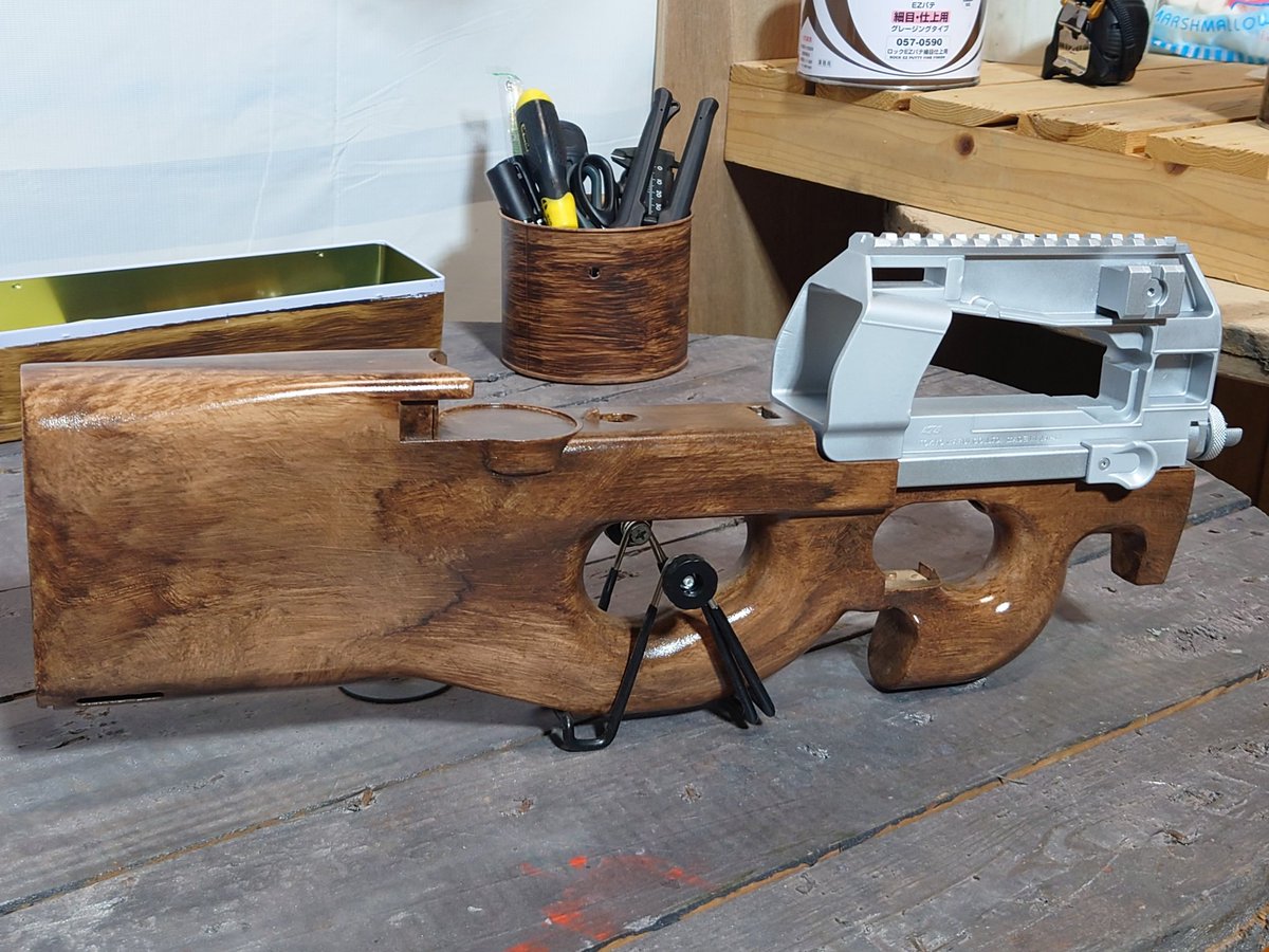 okanotosou1211's tweet image. コレめっちゃエロくないですか⁉️

新作の東京マルイP９０
ステンレス調塗装✕木目調塗装（古木風）
変態にはめっちゃ刺さると思う❗
現に作ったものの売ろうかどうしようかめっちゃ悩んでる
レシーバーのパテ処理もこだわってアシンメトリー仕様で仕上げてるし、まさに変態仕様👺…