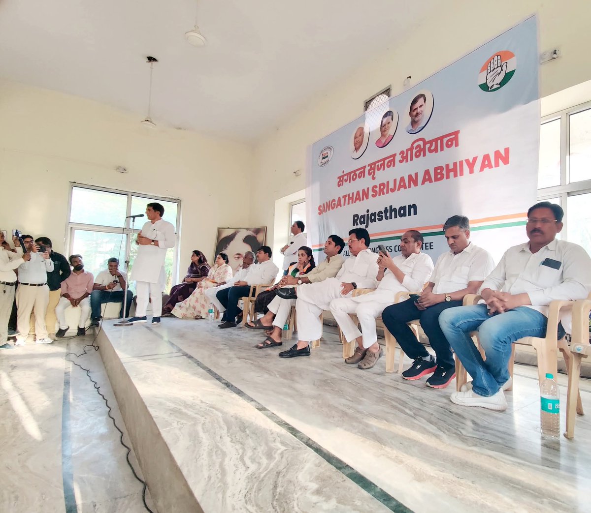 kumar_loth's tweet image. संगठन सृजन अभियान की बैठक दिनाँक 11/10/2025 को जिला कॉंग्रेस कार्यालय में पर्यवेक्षक आदरणीया सुभाषिनी जी यादव के मुख्य आतिथ्य, जिलाध्यक्ष भैरूलाल जी चौधरी की अध्यक्षता में  तथा श्री छोटूराम जी मीणा आदि की उपस्थिति में हुई।