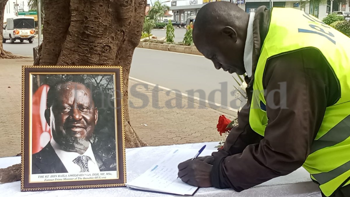 berurfmke's tweet image. Kisumu City residents sign a condolence book on the streets of the town on October 17th, 2025, in honour of the fallen ODM leader and former PM Raila Odinga.
#berurnewsupdate
#tinytinykasit
#RailaOdinga