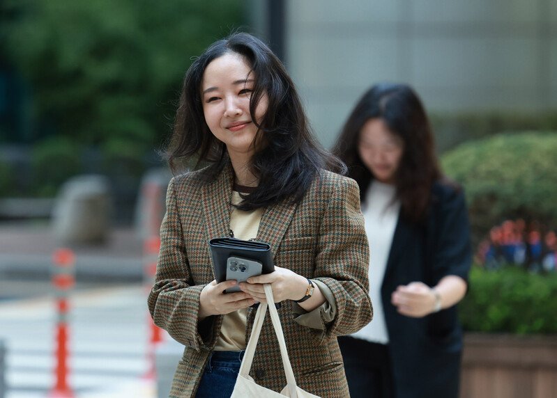 npomvtt's tweet photo. Tribunal Distrital Ocidental de Seul decide reconhecer que Min Heejin cometeu assédio moral no local de trabalho contra uma ex-funcionária da ADOR.
Anteriormente, em 2024, “A” apresentou uma queixa ao Escritório de Trabalho de Seul, alegando ter sofrido abalo psicológico devido aos abusos verbais e ao tratamento recebido de Min Heejin no ambiente de trabalho.
Após revisar a denúncia, o Escritório de Trabalho de Seul concluiu que Min Heejin “causou sofrimento mental” a “A” e ordenou que ela pagasse uma multa em março deste ano.
Os representantes legais de Min Heejin recorreram da decisão, levando o caso ao tribunal civil. Após reavaliar a decisão inicial, o tribunal manteve o parecer do Escritório de Trabalho de Seul, confirmando a validade da multa aplicada.