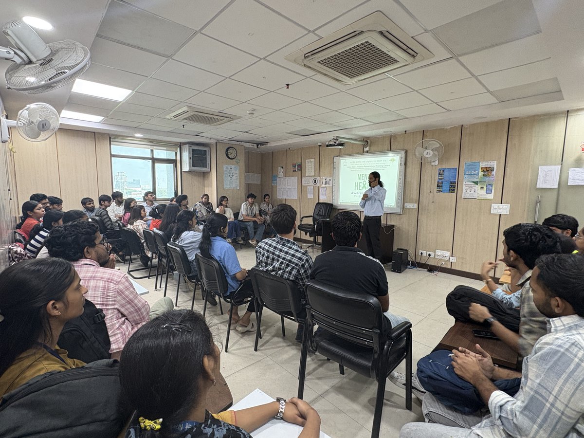 islrtc's tweet image. 🧠 ISLRTC students joined an open session for #MentalHealthAwarenessWeek!
They shared experiences, learned stress management, and embraced self-care.
It’s okay to not be okay 💚
#DeafCommunity #AccessForAll #MentalHealthMatters