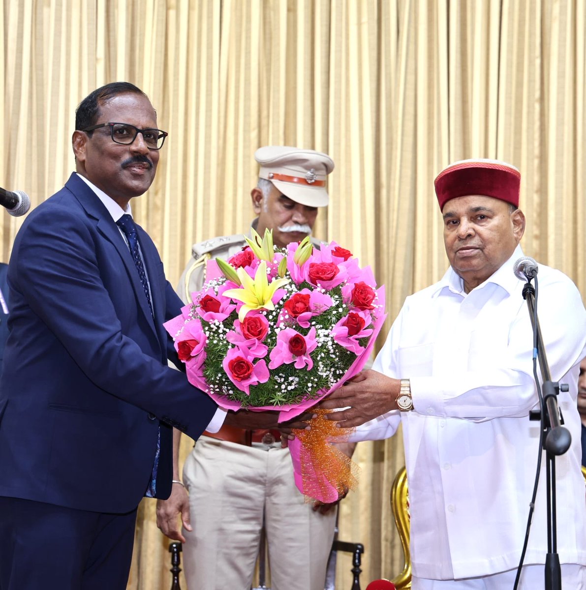 Hon’ble Governor Shri Thaawarchand Gehlot administered the oath of office to Dr. Richard Vincent D’Souza, Shri B. Venkat Singh &amp; Dr. Mahesh Walvekar as Karnataka State Information Commissioners at Raj Bhavan, Bengaluru.