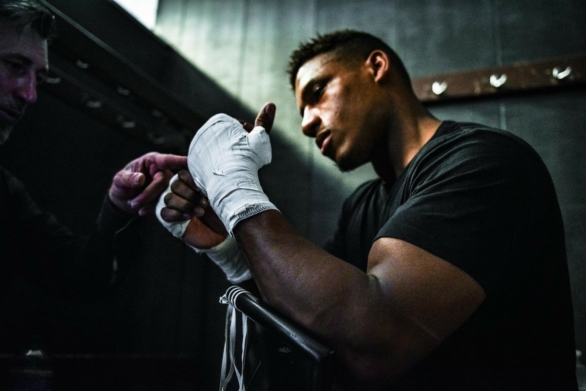 DirisMalko's tweet image. 🥊 Knockout NFT Art Sale! 🥊 

My exclusive 1/1 boxing photo NFTs on ETH &amp;amp; near-free editions on Solana are up for grabs! 
Crypto crash = art at rock-bottom prices. Collectors, jab at this chance to own epic fight moments! 🧤

💥 #NFTs #BoxingArt #CryptoSale
Link below