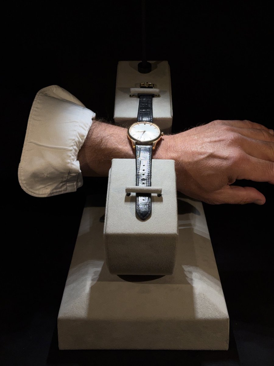 The ©WatchTester, a futuristic display, lets you try the watch directly on your wrist.
Inspired by the spaceship from Prometheus, this technological display feels like a true UFO.
Simply slide in your wrist to experience the watch safely.
#dietlinswissshowcases