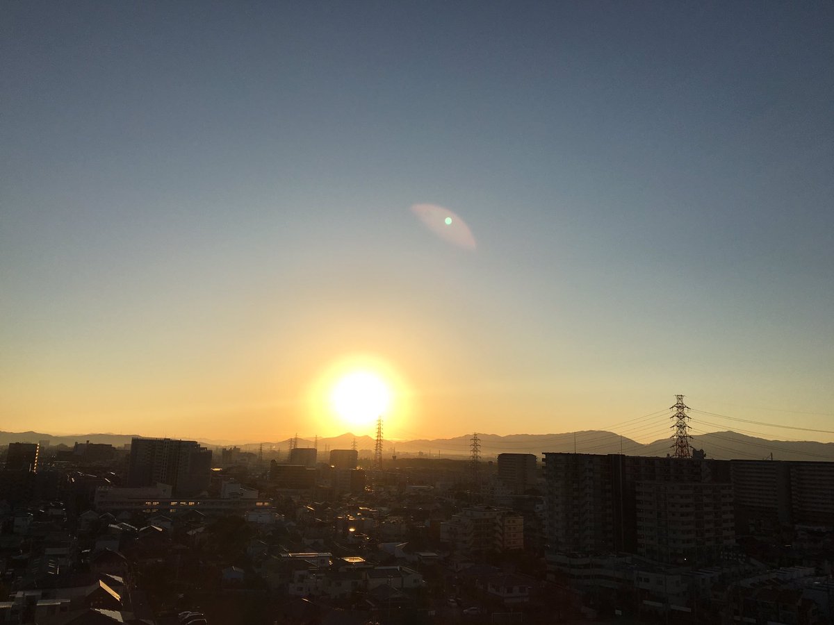 omoinomamani55's tweet photo. 踠き
苦しみ
迷い
戸惑い

落��そうになっても
押し潰されそうになっても
不安を隠し生きている

落ちても…落ちても…
這い上がり歩いていく

ため息混じりの人生だけど
自分を信じて疑わず
前を向いて生きていく

隣で笑っていてほしい

共に歩いていこう

温かい光が差す未来まで… https://t.co/HpbguDjbdu