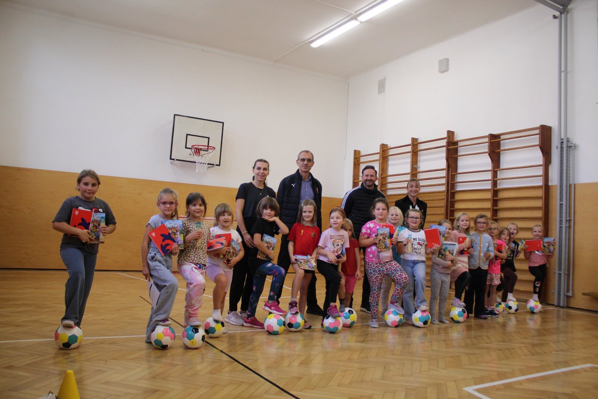 Český fotbal navštívil významný host: mentor UEFA John Ackerley, který dohlíží na úspěšnou realizaci projektu UEFA Disney Playmakers ve 24 zemích! 🤩

Během své třídenní inspekce se setkal s vedením FAČR a zúčastnil se také praktická ukázky lekce Playmakers, která proběhla v