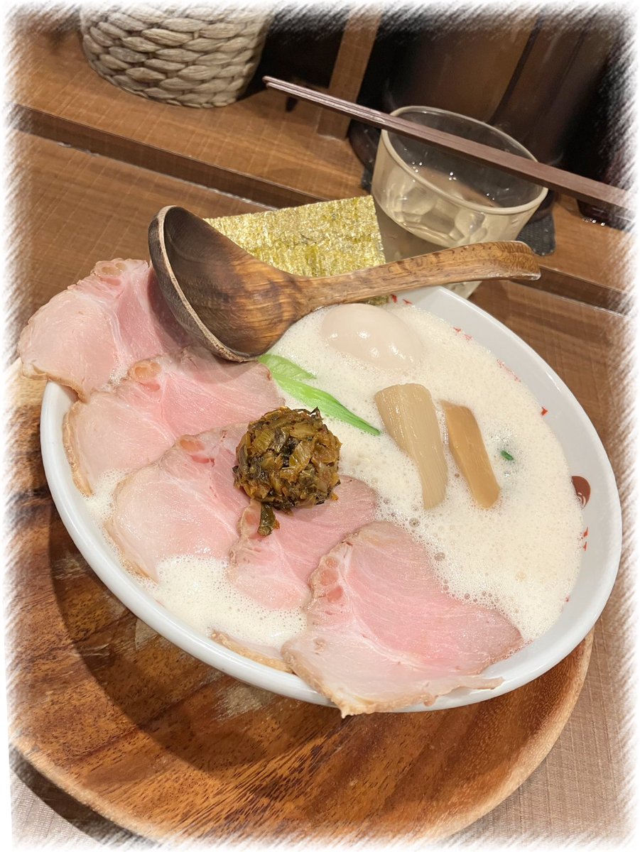 『飯テロ事件簿②📷💭 ̖́-』

#藤沢駅
#ヌードルワークス 

ここも大好きなお店です🥳
定休日や何やらで1年ぶり！！
普段ならこれだけ並んでるだけで
他のお店に行くんだけど…並んだね！

｢泡らぁめん｣半熟たまご追加🤤

まぁ〜上手いよマジで！笑
お客さんが全員、替え玉してた！