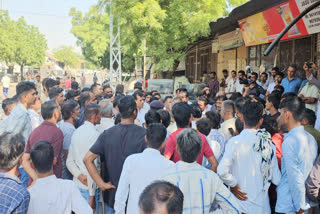 ETVBharatRJ's tweet image. बाड़मेर कृषि मंडी में टूटे एक ही रात में बीस दुकानों के ताले, सीसीटीवी कैमरे में कैद वारदात etvbharat.com/hi/state/twent… #BARMERKRISHIMANDI #BURGLING #SHOPS
#SECURITYLAPS #KRISHIMANDI
#SPNARENDERAMEENA
#THEFT #BARMER #Rajasthan