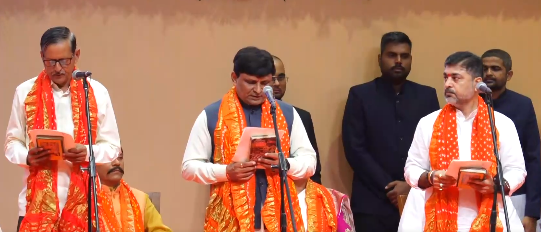 airnews_abad's tweet image. #GujaratPolitics #PoliticalUpdate #LeadershipChange

ત્રિકમભાઈ છાંગા, કમલેશભાઈ પટેલ અને સંજયસિંહ મહિડાએ ગુજરાત સરકારના રાજ્યકક્ષાના મંત્રી તરીકેના શપથ લીધા