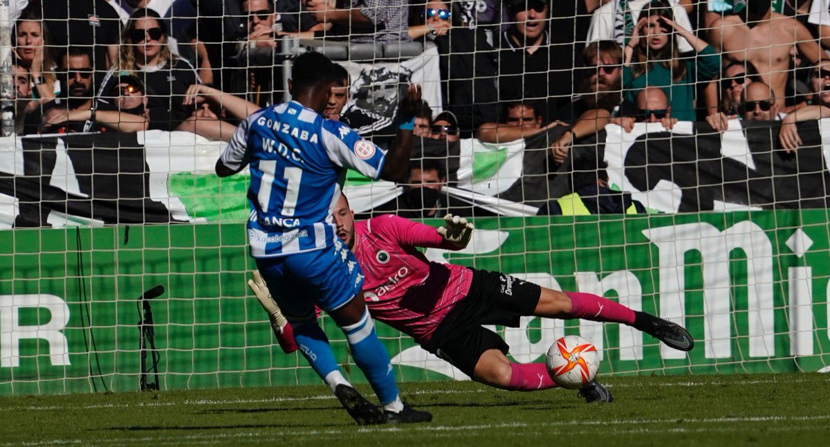 Un Racing-Dépor en El Sardinero, para los puristas del barro, fue el marcaje de Mantilla a William De Camargo y la parada de Parera a lo Casillas contra Robben.