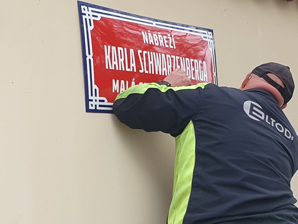 Dorazilo před chvilkou z Malé Strany.
Cedule Nábřeží Karla Schwarzenberga je nainstalovaná❤️

📸 Autorem fotografie je Tomáš Oliva.