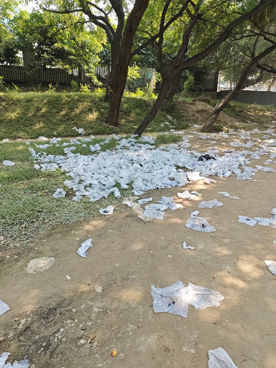 nowitsvashu's tweet photo. Hi @noida_authority,

A large amount of plastic waste has been dumped and burned in a green area near several residential societies. This is illegal and harmful to the environment and residents. Please take immediate action against those responsible. https://t.co/KJYcVkRF5q