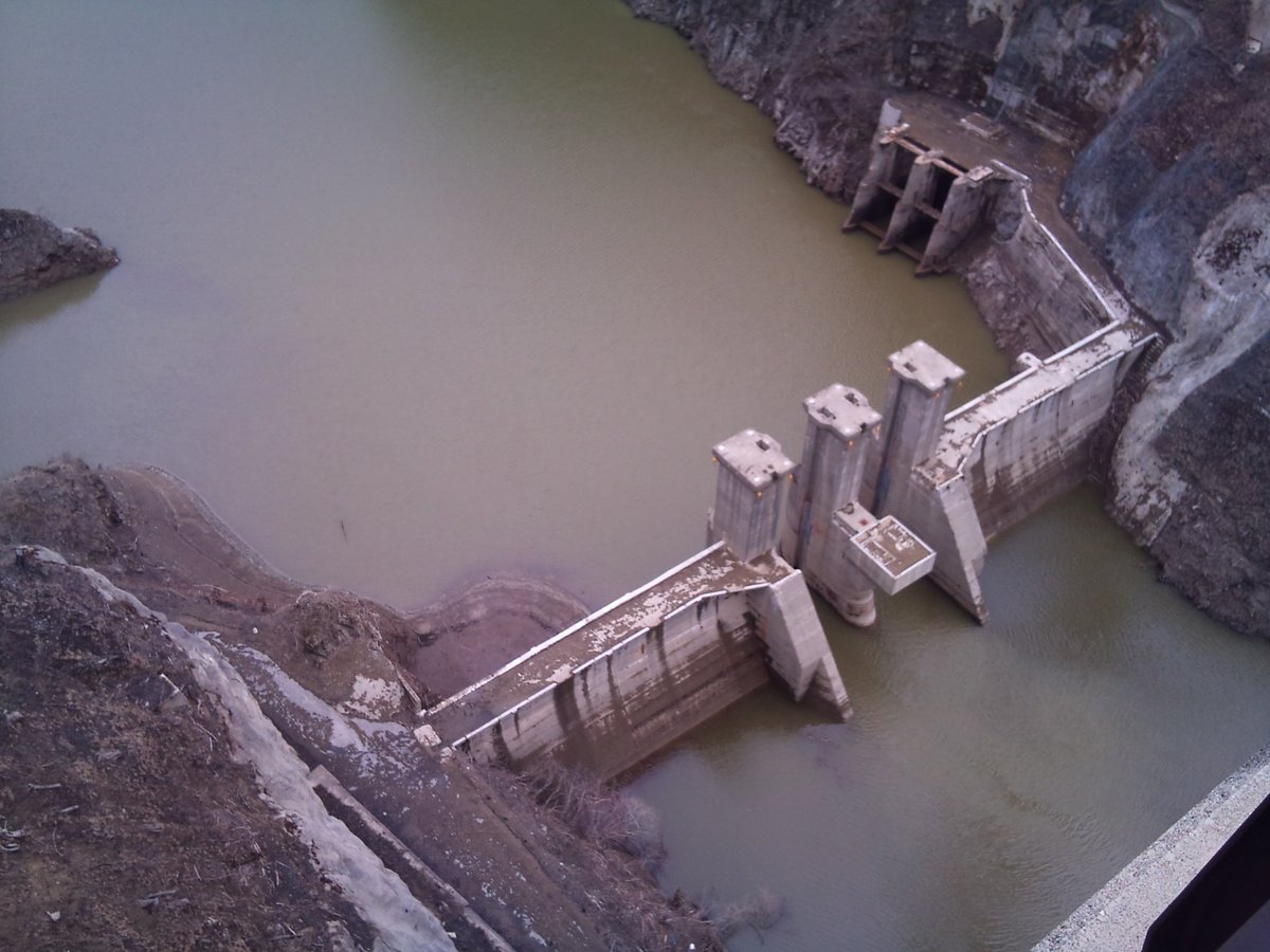 整理してたら出てきた管野ダム。
長井ダムの試験湛水期間中に撮ったっぽい。
※2010/9/21 12:28