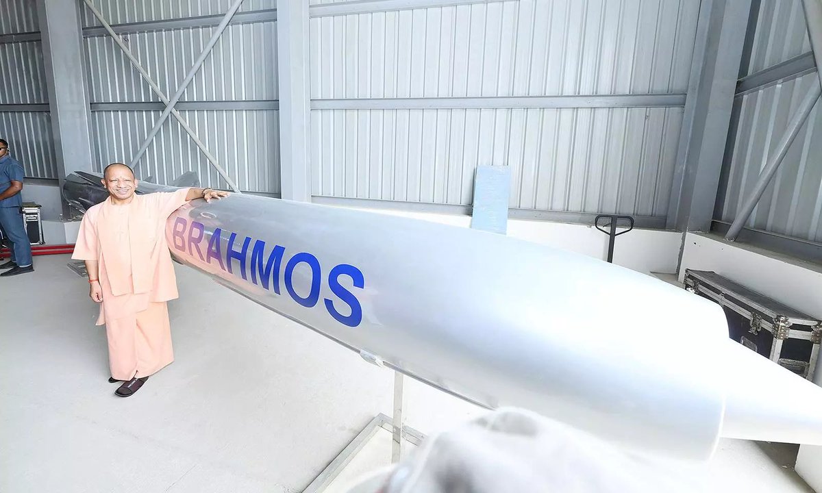 DefenceDecode's tweet image. The 1st batch of BrahMos missiles produced at Lucknow's new manufacturing facility will be flagged off on October 18 by the Defence Minister and the Uttar Pradesh Chief Minister.
indiatoday.in/amp/india/stor…