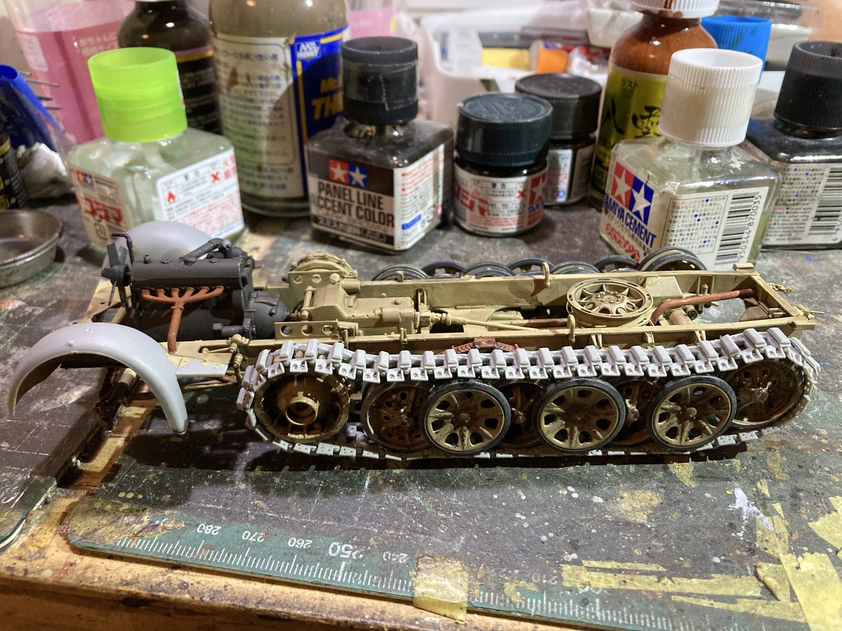 ドラゴン 1/35 SdKfz7/2 制作

履帯、まずは片っぽ。
なかなか大変です……