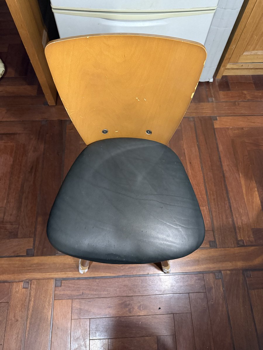 椅子の座面張り替えた😁
アークオアシス京都八幡店で買った、レザーを張った😆
中々難しかったけど自分の椅子なのでこれでヨシ‼️
おっさんもやれば出来るやん👍
#椅子の張り替え
#おっさんのDIY
#アークオアシス京都八幡店