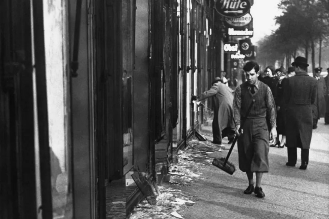 Die Bilder vom 11.10. in Bern: Eingeschlagene Schaufenster, Glasscherben am Boden. An der BKB die Sprayerei "F*ck Sionist". Schlimme Assoziationen.

"Weil diese Scheiben am Boden nur ein Vorbote sein konnten für das viel Schlimmere, das noch kommen würde."
swissinfo.ch/ger/wirtschaft…